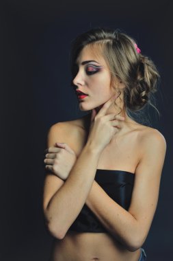 Saç ve moda makyaj çiçek ile Bahar modeli . Trendy makyaj ve saç modeli ile Yaz kız .