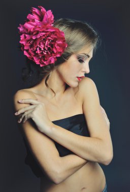 Saç ve moda makyaj çiçek ile Bahar modeli . Trendy makyaj ve saç modeli ile Yaz kız .