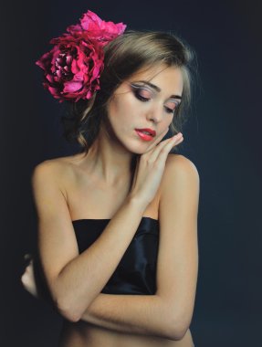 Saç ve moda makyaj çiçek ile Bahar modeli . Trendy makyaj ve saç modeli ile Yaz kız .