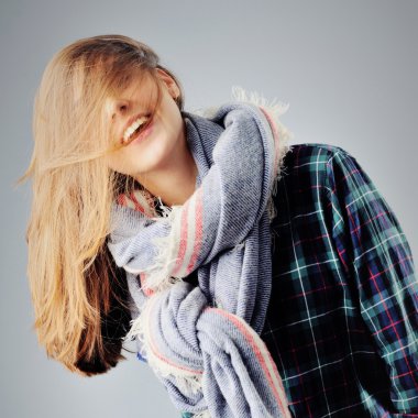 düşünme, kafa çizilmemesi güzel esmer kadın portresi. Beyaz arka plan üzerinde izole.