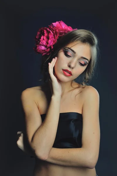 Lente model met bloemen in haar haar en mode make-up. Zomer meisje met trendy make-up en kapsel . — Stockfoto