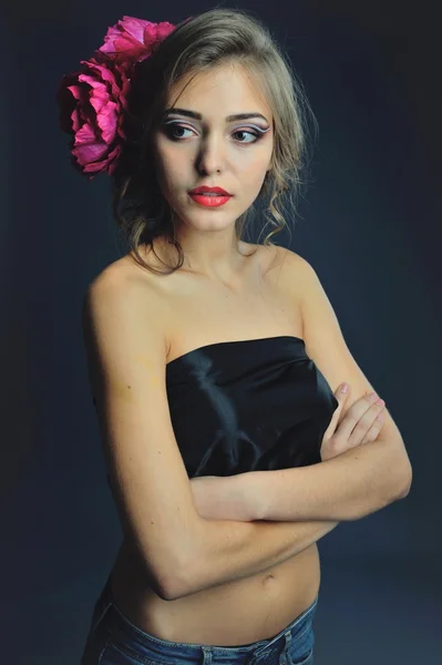 Ανοιξιάτικο μοντέλο με λουλούδια στα μαλλιά της και μακιγιάζ μόδας. Καλοκαίρι κορίτσι με μοντέρνα μακιγιάζ και χτένισμα . — Φωτογραφία Αρχείου