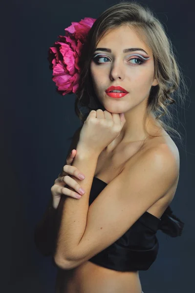 Modelo de primavera con flores en su cabello y maquillaje de moda. Chica de verano con maquillaje de moda y peinado  . —  Fotos de Stock