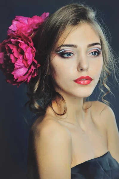 Frühling Modell mit Blumen in den Haaren und Mode Make-up. Sommermädchen mit trendigem Make-up und Frisur . — Stockfoto