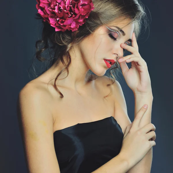 Modelo de primavera con flores en su cabello y maquillaje de moda. Chica de verano con maquillaje de moda y peinado  . —  Fotos de Stock