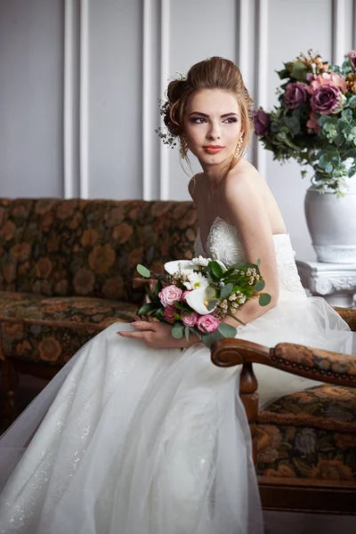 Young attractive bride with flowers — Stock Photo, Image