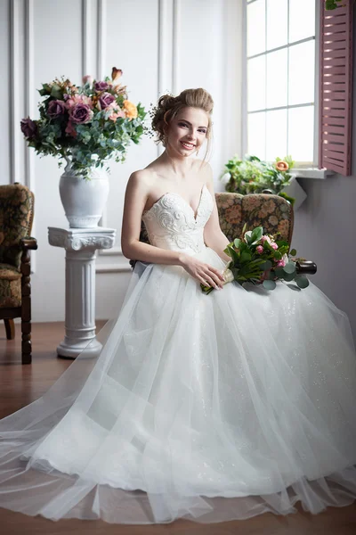 La foto de la novia sexual hermosa en el vestido de boda es en el estilo de la moda. Decoraciones de boda — Foto de Stock