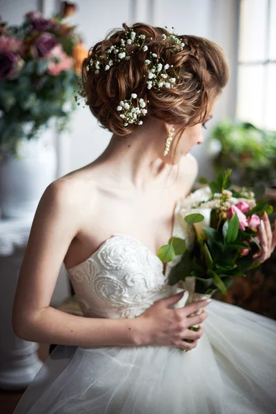 Девушка с цветком в волосах — стоковое фото