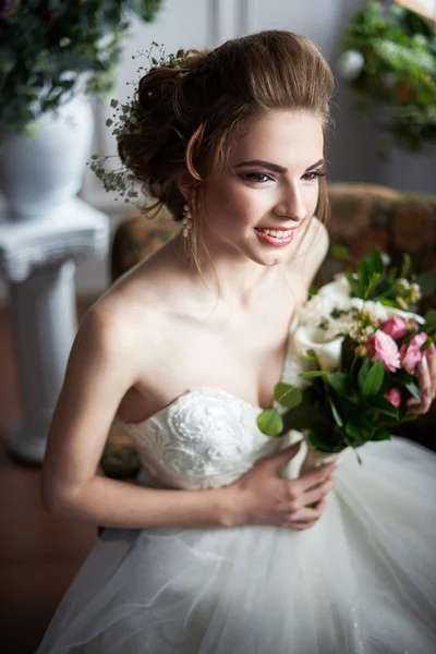 Красивая невеста в белом платье в саду — стоковое фото