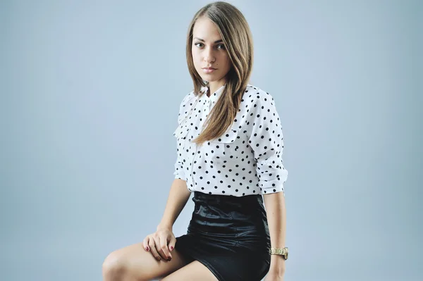 Concepto de belleza femenina. Retrato de una joven de moda en traje de hombre clásico posando sobre fondo blanco. Cabello y piel perfectos. Estilo Vogue. Captura de estudio . — Foto de Stock