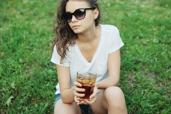Genç güzel kadın bir cam ve gösteren Yaşasın suyu içer — Stok fotoğraf