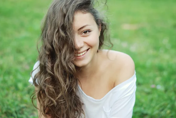 Menina bonita com cabelo ondulado longo. Morena com penteado encaracolado — Fotografia de Stock