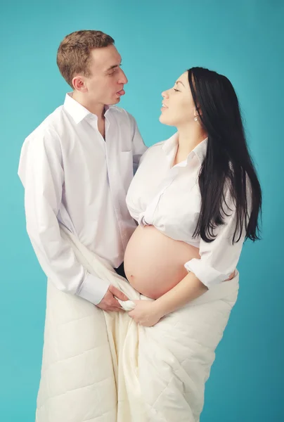 Крытый портрет красивой азиатской беременной женщины и ее мужа — стоковое фото