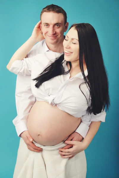 Retrato interior de hermosa mujer embarazada asiática y su marido — Foto de Stock