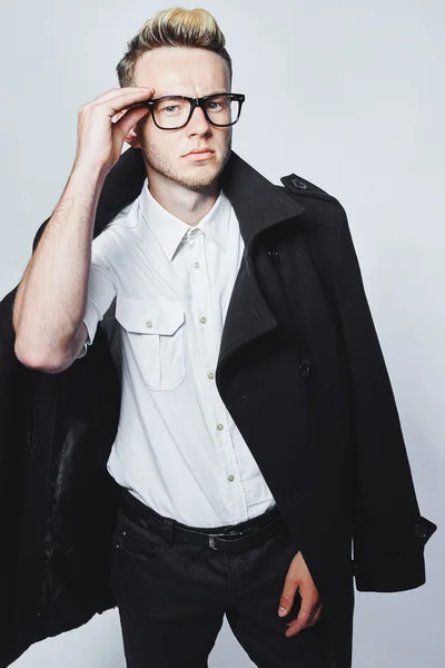 Man with glasses, guy with glasses on a dark background, guy in a black shirt and glasses on a dark background — Stock Photo, Image