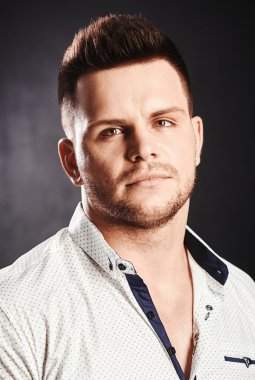 yakışıklı genç casual beyaz top parlak plaj arka plan