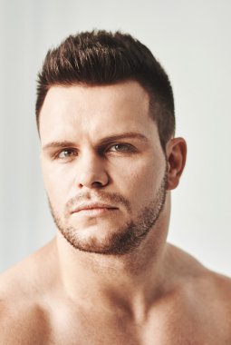 Portre portre bir genç yakışıklı adam, izole üzerinde beyaz, yan görünümü