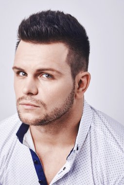 yakışıklı genç casual beyaz top parlak plaj arka plan