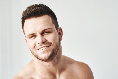 yakışıklı genç casual beyaz top parlak plaj arka plan