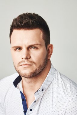 Şık adamı yakın portre