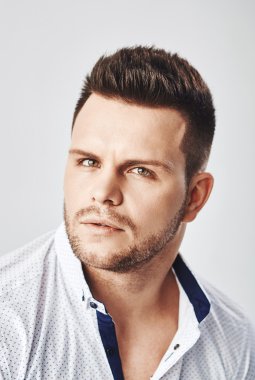 yakışıklı genç casual beyaz top parlak plaj arka plan