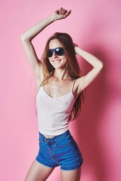 Retrato de moda de menina loira com óculos de sol usando estilização pastel — Fotografia de Stock