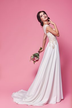 Lüks gelinlik içinde güzel bir gelin.