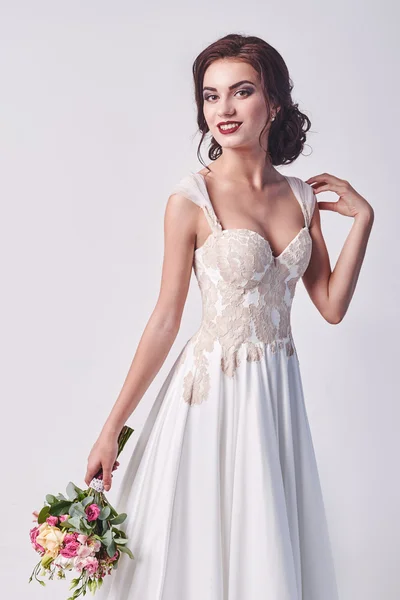 Donna in abito da sposa con bouquet di fiori . — Foto Stock