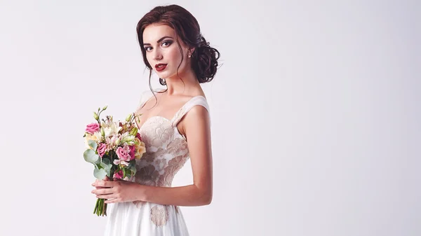 Jonge aantrekkelijke bruid met het boeket van witte rozen — Stockfoto