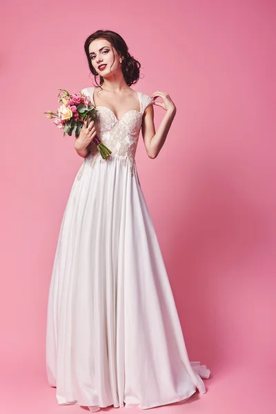 Mireasă frumoasă într-o rochie de mireasă de lux — Fotografie, imagine de stoc