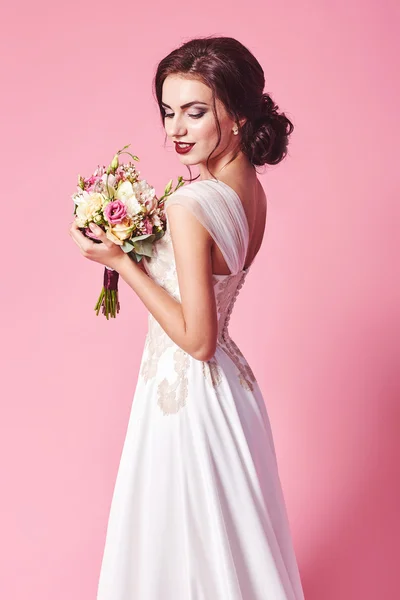 Bride.Young moda model mükemmel cilt ve makyaj, bej renkli arka plan, kıvırcık saç, saç çiçekleri