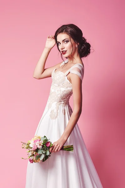 Moda beleza modelo menina com flores cabelo. Noiva. Maquiagem criativa perfeita e estilo de cabelo. Penteado. Buquê de flores bonitas — Fotografia de Stock