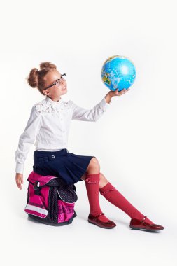 Eğitim ve okul kavramı - coğrafya dünya ve kitap okuyan küçük öğrenci kız