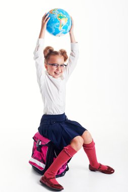 Eğitim ve okul kavramı - coğrafya dünya ve kitap okuyan küçük öğrenci kız