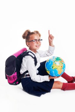 Eğitim ve okul kavramı - coğrafya dünya ve kitap okuyan küçük öğrenci kız
