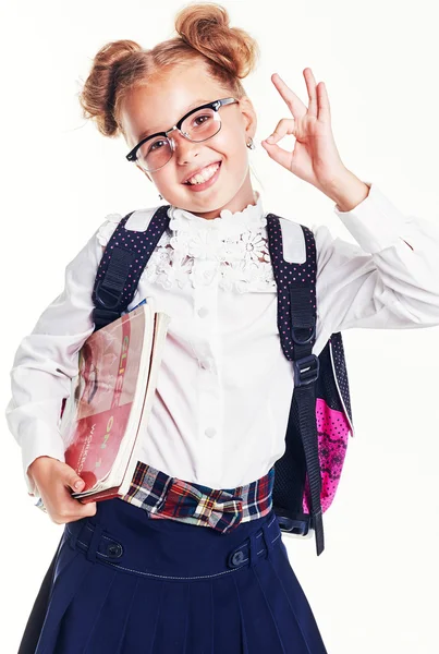 Portrait d'adolescente avec sac à dos scolaire contenant des dossiers colorés isolés sur fond blanc — Photo