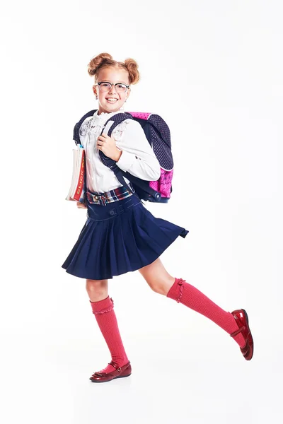 Portrét dospívající dívka s školní batoh drží barevné složky izolovaných na bílém pozadí — Stock fotografie