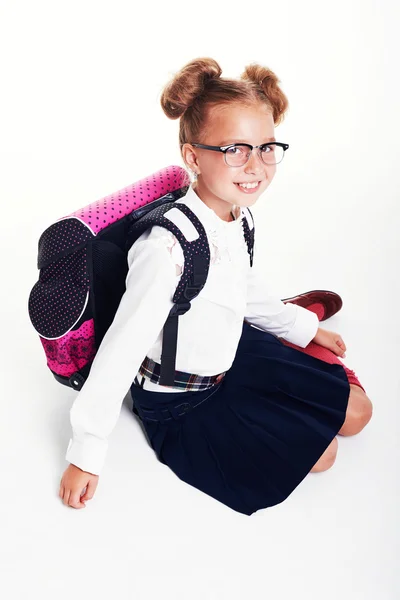 Renkli Klasörler beyaz zemin üzerine izole tutan okul sırt çantası ile genç kız portresi — Stok fotoğraf