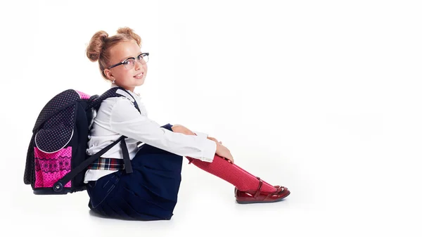 Portrait d'adolescente avec sac à dos scolaire contenant des dossiers colorés isolés sur fond blanc — Photo