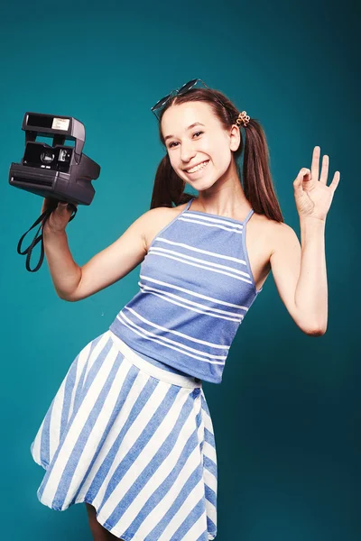 Retrato de una hermosa chica con la cámara — Foto de Stock