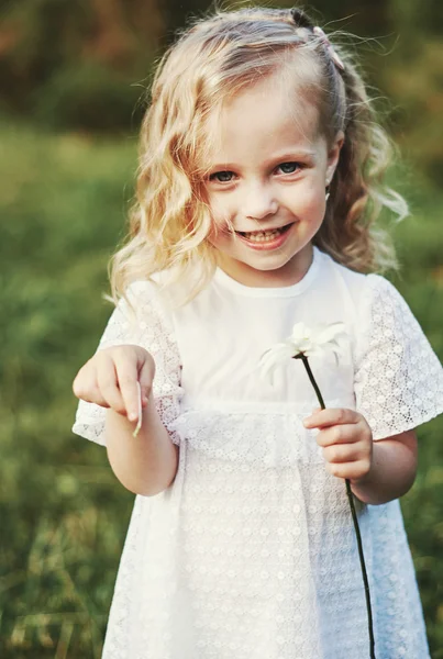 En liten flicka som går i parken — Stockfoto