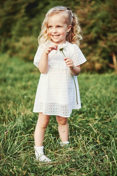 Niña caminando en el parque —  Fotos de Stock