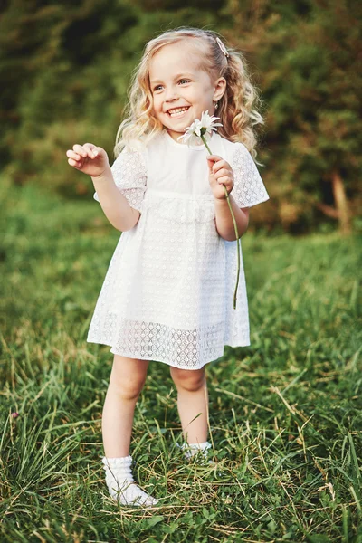En liten flicka som går i parken — Stockfoto