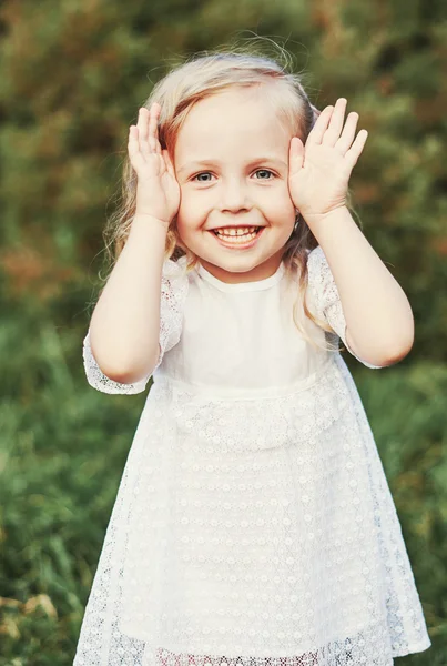 Lilla flickan har en maskros och nyser. Medicinska begrepp. — Stockfoto