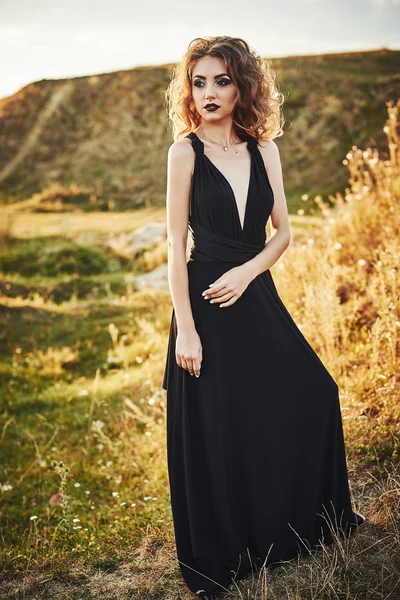 Model in zwarte jurk buitenshuis — Stockfoto