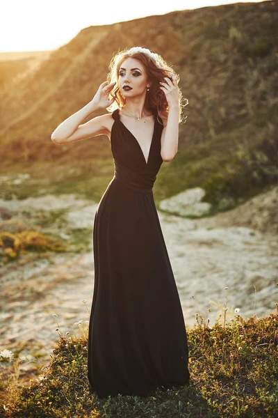 Modelo en vestido negro al aire libre — Foto de Stock