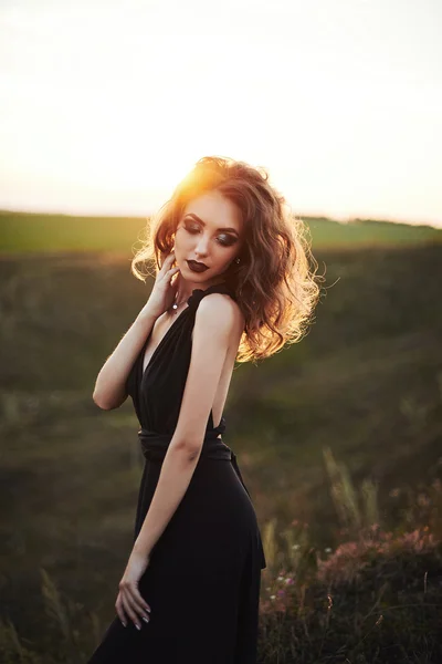 Modell i svart klänning utomhus — Stockfoto