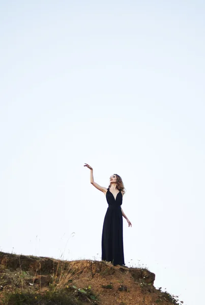 Modelo en vestido negro al aire libre — Foto de Stock