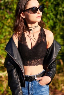 Güzel kadının kabarık esmer uzun tüyleri ile güneşli portre kadar kapatın