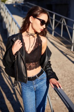 Güzel kadının kabarık esmer uzun tüyleri ile güneşli portre kadar kapatın